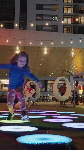 ✨ Texas Winter Lights returns to Marriott Marquis Houston! ❄️ Light up your holiday nights with new festive experiences: ⚡️ Immersive light displays 👙 Texas-shaped lazy river heated to 80° 🍿 Holiday movie nights 🛷 Santa’s Sleigh VR Ride 🍹 Hot drinks & cozy fire pits 🍧 Dinner, desserts & sweet treats 📸 20 photo ops ❄️ Nightly snowfall 🥌 Curling & yard games 🪩 Themed nights — from silent disco to live music & karaoke Plan your visit and make this holiday season one to remember! 🎟 | Marrio