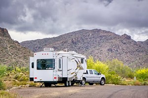 The Best 5th Wheel Hitch For A Pickup Truck  (Review)
