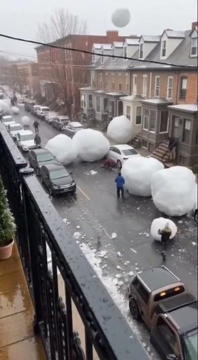 إنها تُمطر ثلجًا كبيرًا هذا الشتاء! ❄️ منظر لا يُصدق #أخبار #funny #غرائب