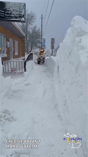 2 FEET of snow has fallen in Marquette with this blizzard! PS: Welcome to the Upper Peninsula of Michigan 📸Freddie Bryant - Marquette, MI - 12/29/25