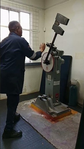 DROPPING HEAVY BREAKING HAMMER IN PERFORMING FLEXION TOUGHNESS RESISTANCE BAR TEST ON MOUTON CHARPY