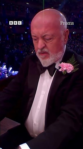 Bill Bailey plays a 9,999 pipe organ at the Last Night of the Proms