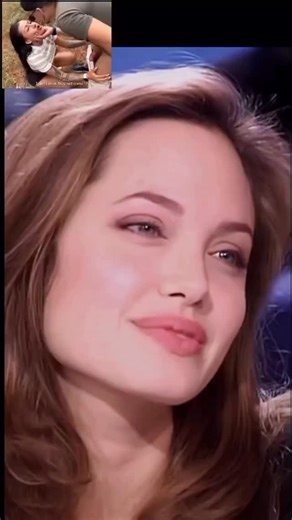 Jaamin Jaamin on Instagram: "日本利用压电瓷砖将脚步 转化为电能。这些瓷砖捕捉来自你脚步的动能。当你行走时, 你的重量和动作会对瓷砖产生压力。瓷砖会轻微弯曲,从而产生机械应力。瓷砖内部的压电材料将这种应力转化为电能。 每一步都会产生少量电荷,而数百万步结合在一起就能产生足够的电力来驱动LED灯、数字显示屏和传感器。在像涩谷车站这样繁忙的地方,每天大约有240万个脚步为这一系统作出贡献。这些电能可以被储存或立即使用,从而减少对传统电力来源的依赖,并支持可持续的城市基础设施。 这种方法将日常运动转化为实用的可再生能源#日本 #知识 #事实 #你知道吗#推荐#科技 #创新 #历"