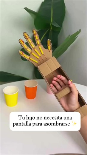 Esta mano de cartón parece una simple manualidad… pero en realidad es una poderosa herramienta de estimulación 🧠✨ Te cuento cómo hacerla paso a paso: 1️⃣ Dibuja y recorta la silueta de una mano en cartón 2️⃣ Marca las articulaciones de cada dedo 3️⃣ Corta pequeños trozos de pitillo y pégalos en cada falange hasta la palma 4️⃣ Pasa un hilo por dentro de cada dedo 5️⃣ Ajusta y asegura los hilos desde la base 6️⃣ Haz pequeños aritos al final para que el niño pueda introducir sus dedos Cuando tu pe