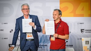 Every world class tournament that you go to has DGT chess sets there. What is the reason why all tournaments use DGT chess sets? We speak to the CEO of DGT Hans Pees and understand why DGT has been such a powerful force in the world of chess! Official website: https://digitalgametechnology.com/ Video: ChessBase India #Chess #ChessBaseIndia #DGT | ChessBase India