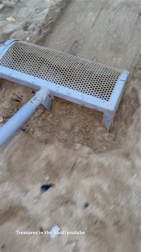 While cleaning the beach, I suddenly spotted something white in the sand — and couldn’t believe my eyes! They were real AirPods 😱 You never know what treasures hide beneath the waves! If you love unexpected beach finds, hit like, comment, and subscribe to Treasures in the Sand 🌊💎 #beachdiscovery #beachcleanup #usa #foundonthebeach #beachtreasures