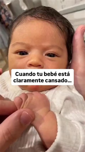 Bebe sin llanto on Instagram: "Más información aquí abajo ⤵️ 💬 Comenta PLAN si quieres que te explique exactamente qué hacer cuando tu bebé está agotado… pero no logra cerrar los ojos. A veces tu bebé sí está cansado, lo ves en su mirada, en sus señales… Pero aun así mantiene los ojos abiertos, se mueve más, se inquieta o parece “hiperalerta”. Y no, no es que no quiera dormir. Aquí está lo que realmente pasa: 1️⃣ La ventana de sueño ya se pasó Cuando el bebé se sobrecansa, el cuerpo libera cort