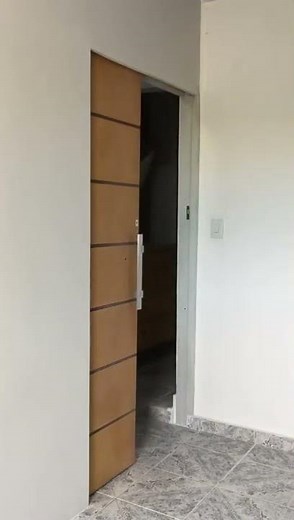 Porta embutida na parede de drywall.