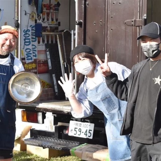 南阿蘇自然派ソフト【公式】創業23年突破 on Instagram: "キッチンカー仲間の話をさせていただきます。 気持ちが不安な方は読まないでください🙇‍♀️ ・ ・ 苦楽を共に過ごしたキッチンカー仲間の、早過ぎる別れ。 キッチンカー名 Ｈｅｒｍａｎａ☆ＳＴＡＲ（エルマーナスター）。 本人が1番驚いてるはず。 まだまだ35歳。小さな子どもちゃんを持つパパ。 南阿蘇の青空レストラン にも、 何度も出店してくれて、盛り上げてくれた仲間です。 先月11月23日(日)も、 あそ望の郷くぎので開催した青空レストランにも出店してくれてて、 16時のcloseを過ぎても彼だけは行列ができていて、 キッチンカーの中で1番最後まで販売していて、 『売れました！良かった〜！楽しかったです😊また誘ってください😁』と、とっても喜んでくれてました。 帰る前には、 「次は忘年会だね！」と言うと、 彼は、 『ですね！！みんなが忘年会が終わった頃に、年末最後にやりましょう😄！！』と言って、 最後は笑顔で手を振って帰って行きました。 それから20日目の朝。 早朝に、龍ちゃんからの電話。電話の先は、奥さん。 「