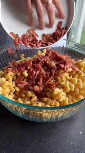 High protein pasta salad with bacon and peas!! This recipe is so tasty, easy to make and a crowd