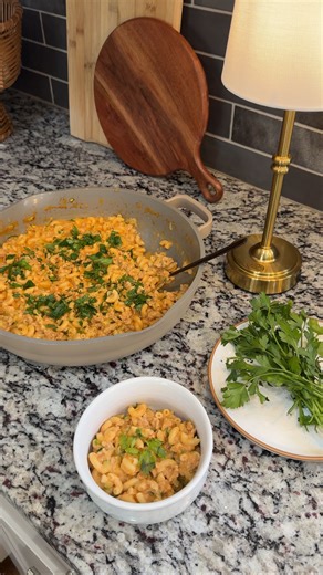 11 reactions | CHICKEN HELPER RECIPE 菱 our family loveddd this one - even my 9 month old! 殺 Comment “chicken helper” and I’ll DM you a link to the recipe! ❤️ Be sure you’re following me to receive the link! ✨ Feeding my family | meal inspo | Easy meal | Dinner idea | Mom life | Baby food | Family dinner | Cooking at home | Homemade | Taylor Jackzen | Facebook