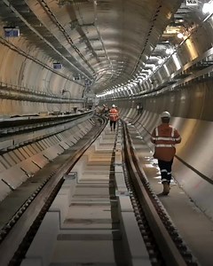 The Metro Tunnel team is installing 40 kilometres of Australian-made steel rail in the new 9 kilometre twin tunnels. Here’s a short explainer on how they’re doing it! 👀 | Metro Trains Melbourne