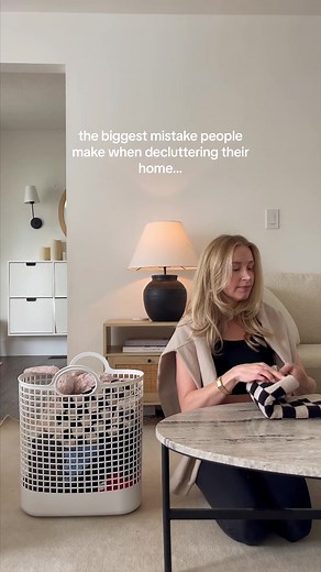 Let me explain 💭 Starting to declutter in your basement or with those tucked away storage buns is going to make things so much harder on you. These tend to be the places we store sentinmental things like outgrown toys and baby clothes, items passed on from family and souvenirs. It takes a LOT of mental effort to declutter these things 📦 AND - these are parts of the house we dont frequent, so the reward of having that space organized and simplfied is not felt daily. #minimalhomewithkids #mariek