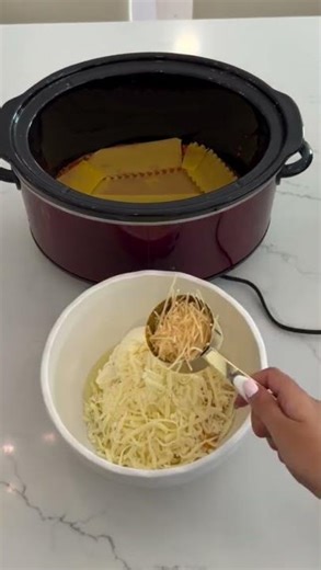 The BEST Crock Pot Lasagna! (My Family's Favorite Recipe) 🍝