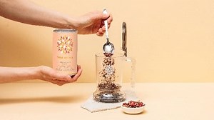 Tree of Tea Tea Maker Set mit Bio-Tee von mymuesli - Teekocher für losen Tee (450ml) mit Teeglas (400ml) & Peachy June Früchtetee (120g) - Geschenk Set mit Teefilter zum mehrfachen Aufbrühen von Tea