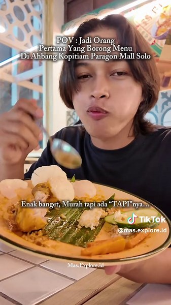 Kemarin pas habis belanja di Paragon, aku iseng mampir ke Ahbang Kopitiam yang baru banget buka masih suasana soft opening gitu. Begitu masuk, langsung kerasa vibes kopitiam khas Malaysia-nya. Aku mulai pesen beberapa menu yang kelihatannya menjanjikan. Pertama, Nasi Lemak. Jujur, nasi lemak di Solo tuh jarang, dan ini salah satu yang hampir sempurna. Bumbunya gurih, aromanya harum, nasinya lembut banget. Disajikan bareng teri sambal, emping, dan paha ayam yang gede serta tebal. Minusnya cuma di