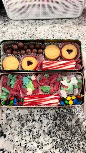 🍬🎁These candy/cookie boxes are great gift to put together in a pinch. Pick and mix your persons favorite candy / treats and use baking cups to organize them inside a gift box. Everything I used was from the dollar tree aside from the butter cookies. Keep things budget friendly this holiday and have fun creating your own. So which one is your favorite?! #dollartree #budgetfriendly #giftidea #countdowntochristmas #gifting