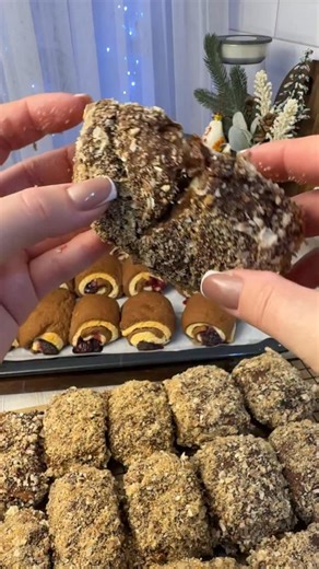 РЕЦЕПТИ|ВІТА ЛАВРЕНЧУК|СЕЛО |ПОДОРОЖІ | ЖИТТЯ on Instagram: "Матарженики різдвяні з вишнями і маком За годину цей рецепт можна приготувати, збережіть його собі, пригодиться 🫶 Якщо вже і сталося так, що тісто ви замісили, а світло вимкнули - не страшно , покладіть його у морозилку. А перед випіканням потім дайте розтанути. Будьте певними, з живими дріжджами «Духмяна Хата» @duhmyana.hata тісто можна заморожувати і це не вплине на кінцевий результат 🫶 Матарженики: 2 ст молока (500 млл) 100 г живи