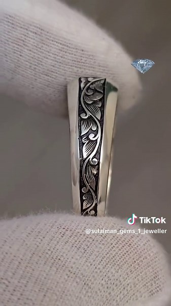 💚✨ Lime Fire Elegance – Natural Peridot Ring ✨💚 A vibrant Peridot that glows with pure freshness and natural energy. This big, beautifully faceted gem is set in a handcrafted 925 Silver ring, designed to stand out with its bright green sparkle and flawless charm. 💎 Gemstone: Natural Peridot ⚖️ Size/Weight: 6 carat 🎨 Color: Vivid Green 🔎 Clarity: Eye Clean 💍 Metal: 925 Sterling Silver (Handmade) 🌍 Origin: As Requested ✨A ring full of life, elegance, and positivity — the perfect choice for 