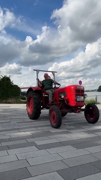 5.3K views · 60 reactions | Der Trecker-Korso zieht seine Runde entlang des Rheins.  Übrigens kürt unser Bürgermeister um 17.30 Uhr an der Bühne, Kölner Straße, den Oldtimer des Tages. Wir sind schon ganz gespannt, wer das Rennen gemacht hat.  | Stadt Wesseling | Facebook