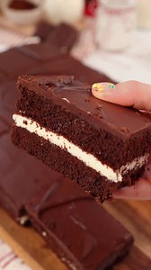 Kinder Delice 🍫 Blat pufos de cacao, crema delicioasa de lapte si glazura fina de ciocolată, sau cu alte cuvinte prăjitura perfectă 😍 Hai sa facem acasă o tavă intreagă ! Aluat: *7 oua *200g zahar *vanilie *150g faina *60g cacao *10g praf de copt *sare Crema *250g mascarpone *250ml frișcă lichidă *100g zahar pudra Glazura: *200g ciocolata *3 linguri crema alune *40ml ulei #prajiturakinder #kinderdelice #delice #delicecake #chocolatecake #homemadekinderdelice #prajituracuciocolata #glazuracioco