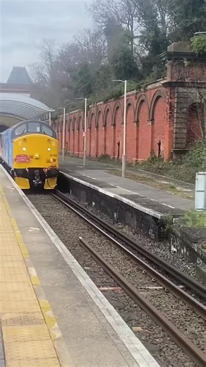 💥🚂 Rugged. Powerful. Unmistakable. The Class 37 is one of the true legends of Britain’s railways. Built in the early 1960s by English Electric, these Type 3 diesels became the backbone of British Rail — hauling everything from heavy coal trains in South Wales to express passenger services in Scotland. Nicknamed “tractors” for their unforgettable growling engine sound, Class 37s became a favourite of railfans everywhere. And remarkably, many are still working today — proving just how tough and 