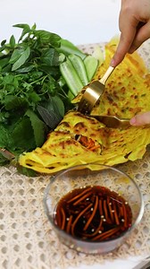 6.5K views · 213 reactions | Bánh xèo chay 﫶 Cho bạn nào chưa biết thì bia giúp kích thích phản ứng lên men của bột gạo và tạo ra một lớp vỏ bánh xèo giòn tan ngay cả sau khi nguội nè 殺 Lượng bia cần dùng để làm bánh xèo là khoảng 100ml cho 200g bột gạo. #helenrecipes #vietnamesevegan #homecooking #BÁNHXÈOCHAY | Helen's Recipes | Facebook