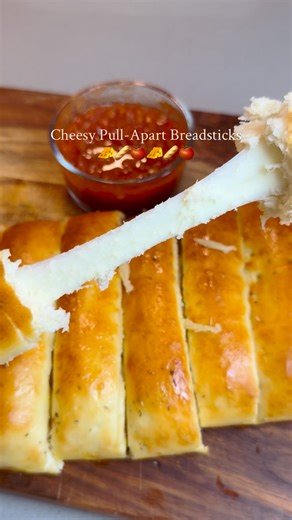 Andrea · Lifestyle & Recipes on Instagram: "Cheesy Pull-Apart Breadsticks 🧀🥖🍅🧀🥖🍅 Quick, easy, and dangerously good Ingredients • Butter bread dough (homemade or store-bought) • Mozzarella cheese sticks (as many as needed) • 1 egg (for egg wash) • 1 tbsp water or milk • Optional: garlic powder, Italian seasoning, melted butter • Marinara sauce, for dipping Instructions 1️⃣ Prep the Dough • Preheat oven to 425°F (220°C). • Roll out the dough into a rectangle on parchment paper. 2️⃣ Add the C