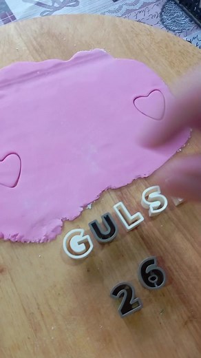 Creating a Beautiful Cake with Fondant Icing Techniques