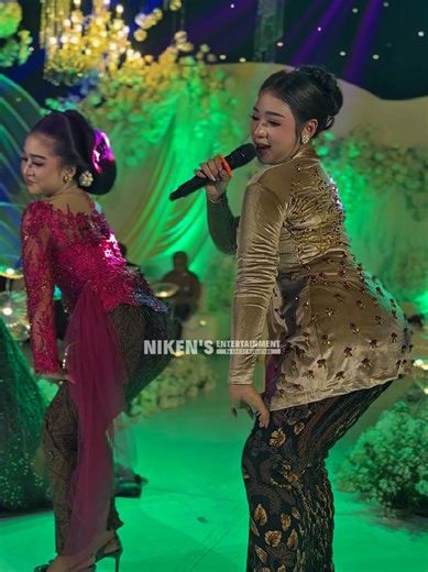 @nikensalindryrealll @lallaatila_real @kembarmusicdigital . Live Perform Ayo Sayang Culik Aku Dong - Niken Salindry & Lala Atila Bersama Kembar Campursari . Source Video On Youtube Channel Kembar Music Team . #nikensalindry #nikensentertainment #sanidynusantara #kembarcampursari #kembarmusicdigital