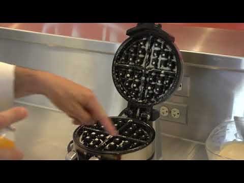 How to Make Waffles With a Waffle Maker
