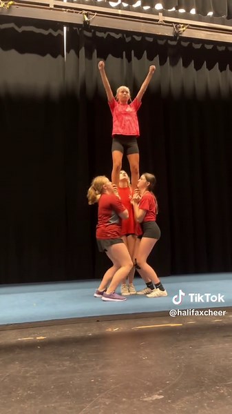 Take a look at what our Varsity and JV teams has been working on this week! We are so proud of their accomplishments! Continue to work hard ladies🩵🤍 #cometcheerleading #sidelinecheer #sidelinestunts #cheertok📣 #cheerleadertok #cheerstunts🔥🙌