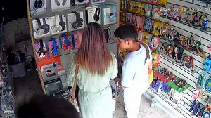 71K views · 614 reactions | #ZCN | Denuncian a ladrona en #Atizapán. A través de redes sociales se ha hecho viral la imagen de esta mujer que ingresa a un local ubicado en la colonia Lomas de las Torres y se roba unos audífonos. Las imágenes muestran cómo la señalada aprovecha un descuido de uno de los encargados y se lleva en su bolsa unos audífonos que se encontraban exhibidos. | Zona Cero Atizapán | Facebook