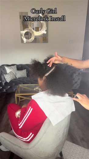 Curly Girl microlink Install.. When installing microlinks it’s vital for the texture to be the same as your hair for a seamless blend. This install is very versatile, my beautiful client can pull her hair up into a high bun, a low bun, half up half down, and middle part. This install can last up to 6 weeks, or according to your growth cycle, and can be washed at home. Book your #microlinks now!! #houstomicrolinks #microlinks #houstontapeins #Epik78