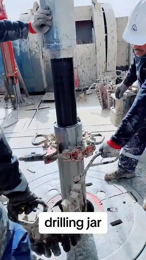𝐊𝐚𝐫𝐰𝐚𝐧 𝐘 𝐒𝐚𝐥𝐢𝐡 on Instagram: "𝐃𝐫𝐢𝐥𝐥𝐢𝐧𝐠 𝐉𝐚𝐫: A drilling jar is a specialized downhole tool used in drilling operations to apply sudden impact forces to the drill string. Its primary function is to help release stuck pipe or bottom hole assembly (BHA) components during drilling or tripping operations. It achieves thi
