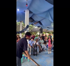 Father hits pinata in this uplifting gender reveal