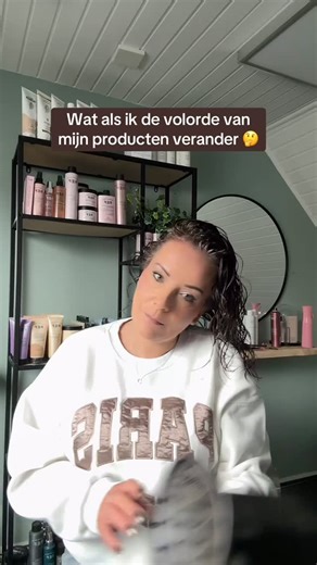 Het is Black Friday tijd, maar wij doen het anders. Geen gestreste kortingen in één weekend, geen rijen of haast. 💛 Dankzij het succes van onze LLOOKS Slimme Deals is het bij ons al even volle bak. En dat is natuurlijk fantastisch! Maar we willen óók een mooie kortingsactie op jullie favoriete haarverzorgingsproducten. Daarom verlengen we dit jaar onze Black Friday-periode! Geen weekend, maar een hele maand! 🖤 25% korting op álle haarverzorging (REF Stockholm, Pretty Curly Girl en Innersense) 