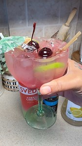 😌😌😌 🙌 cherry limeade flavored vodka with some lemonade 😩😩 and a splash of cherry juice 10/10 #content #creator #nyc #explore #explorepage✨ #exploremoreً #bhfyp | Ileana Dominguez