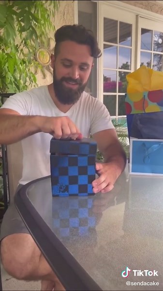 Stuck in the thick of it looking for a Father’s Day gift? Send a Cake has you covered 😎 #sendacakenow #fathersday #fyp #surprise