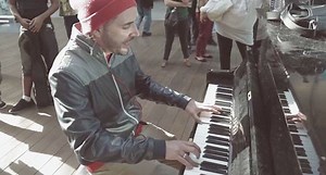 Vous connaissez le morceau « Post Scriptum » de Kery James ? Brav le rejoue en direct d'une gare 󾍁 󾍁 󾍁 | Booska-P