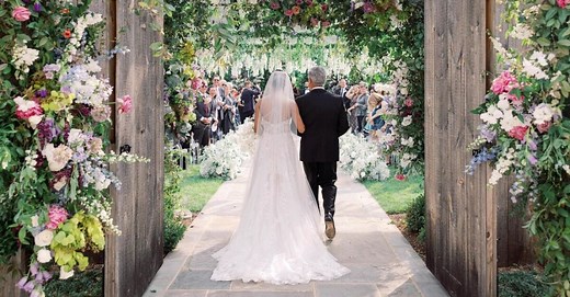 A Deep Dive of Seasonal Wedding Flowers By Month (You're Welcome)