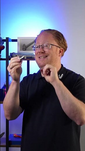 𝗖𝗼𝗻𝗻𝗲𝗰𝘁𝘀 𝘄𝗶𝘁𝗵 𝗮 𝘁𝘄𝗶𝘀𝘁. 😎