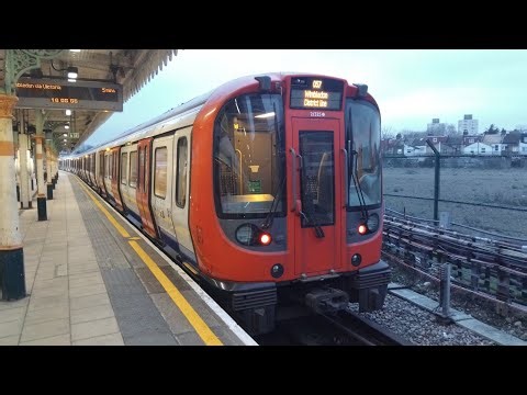 District Line - S7 Stock - (057) - Terminating at Plaistow Station - on Platform 3 - 25/01/2026
