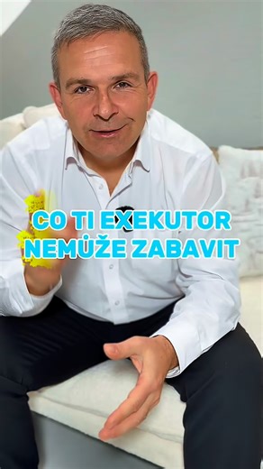 Mgr. Ing. Mgr. Zuzana Sorokáčová on Instagram: "❗Většina lidí se bojí, že když přijde exekutor, odnese úplně všechno. Realita? Existuje dlouhý seznam věcí, na které NESMÍ sáhnout — a právě ty ti teď zachráním. 👇 Tady jsou věci, na které nesmí sáhnout: • obvyklé vybavení domácnosti (postel, lednička, pračka…) • běžné oblečení a boty • věci nezbytné pro výkon povolání (např. PC u programátora) • studijní a školní potřeby • léky, zdravotnické pomůcky • snubní prsten, diplomy, medaile • osobní fotk
