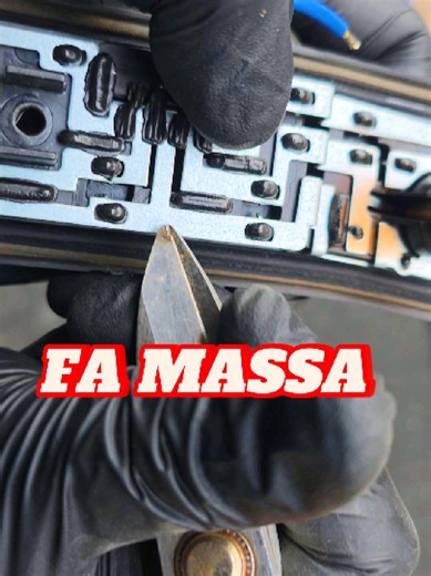 Fari auto che si accendono a caso, metti la freccia e si illumina la luce di posizione... è ora di sistemare le luci della tua auto! #auto #lucadaniofficial #meccanico #officina #tutorial