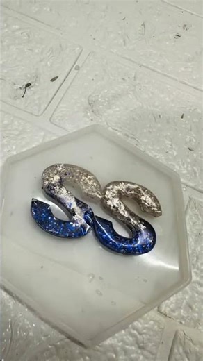 Resin Art Vlog: Creating AS & SS Keychains | Glossy Glitter Finish 💙