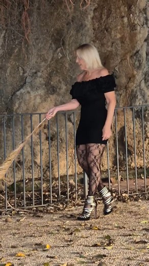 Carleen Ceraldi on Instagram: "Giù al mare... #over50styleinfluencer #over50andfit #over50style #over50andfabulous #italygirl #canadianchick #bluezonelifestyle #goddess #wearwhatyoulove #italy #modela #model #modellife #fashion #fashionista #FashionistaStyle #scalea #calabria #blackrosebabe #blackrose"