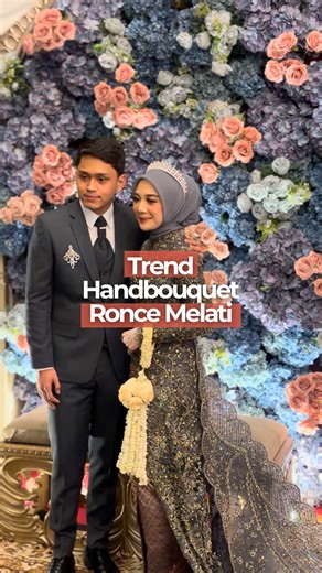 Di Balik Layar on Instagram: "Siapa nih yang pengen pake hand bouquet ronce melati pas wedding? Cakep banget ya jadi gaperlu repot pegangnya🥰❤️ From the wedding of @bilalisandrina and @ahmadzakihh WO: @dibaliklayarorganizer Venue: @puri_ardhya_garini Catering: @alfabetcatering Decoration: @inovasi_decor MC: @khadafi_mc Documentation: @thepotomoto MUA: @januarychistymakeup Attire: @guginugraha Hijabdo: @ayyih Accessories: @rinaldyyunardi Attire for Moms: @guginugraha Entertainment: @tamanmusic_e