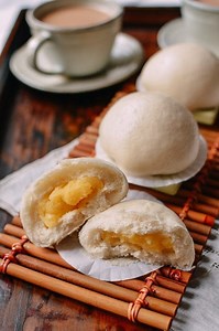 Cantonese Steamed Custard Buns (Nai Wong Bao)
