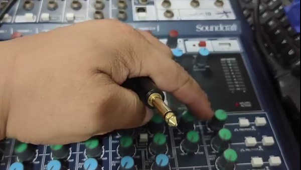 5.7K views · 329 reactions | Basic setup ng mixer to Main Active Speakers at mixer to Sub Active speakers Correction ko lang, yang setup na yan ay pwede sa passive Speaker at Active speakers  Ito po ay para sa mga Beginners na wala pa.masyado alam sa mga comnection ng mixer to speakers (sub and Main) Sana po ay natuto kayo salamat sa panonood 殺 | Dean Daily Vlog | Facebook